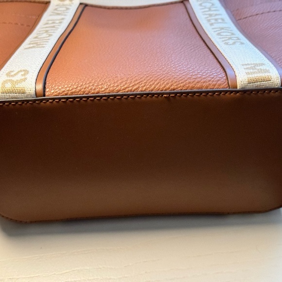 NEW WITH TAGS Michael Kors Maeve Small Open Tote Crossbody - Luggage - Picture 2 of 6